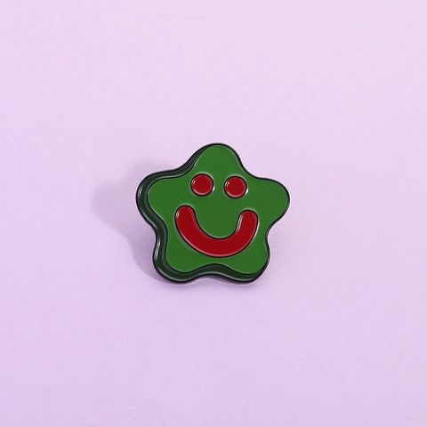 Creativa Spilla in Smalto a Forma di Stella Verde con Faccia Sorridente in Lega Distintivo Personalizzato per Borse Vestiti