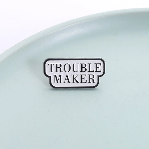 Trouble Maker Emaille Pin Brosche Legierung Emaille Buchstabe Slogan Abzeichen Für Kleidung Rucksack Damen Herren Mode Schmuck