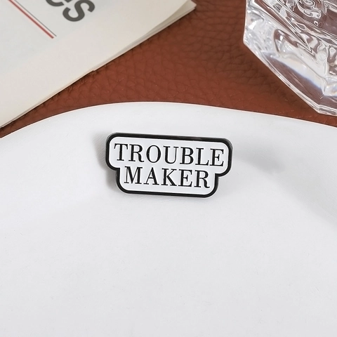 Trouble Maker Emaille Speld Zinklegering Brosche Badge Minimalistische Letter Citaat Badge Voor Kleding Rugzak Decor Unisex Accessoire