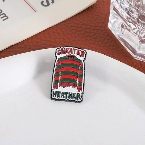 Spilla Smaltata a Righe Ispirata ai Film Horror in Lega di Zinco con Stampa Lettere Sweater Weather Distintivo per Halloween