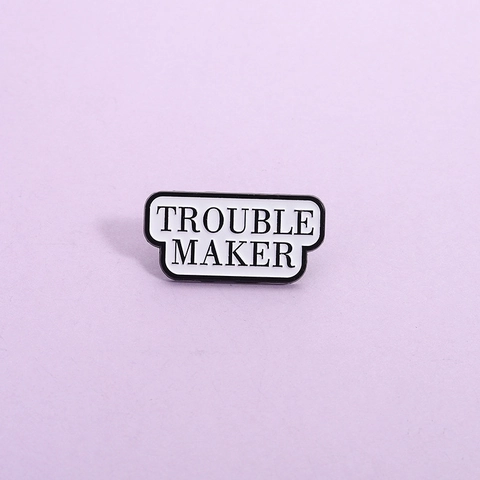 Broche de Esmalte con Letras de Trouble Maker Pin Creativo de Dibujos Animados Insignia de Aleación Joyería Lacada para Mochila Ropa