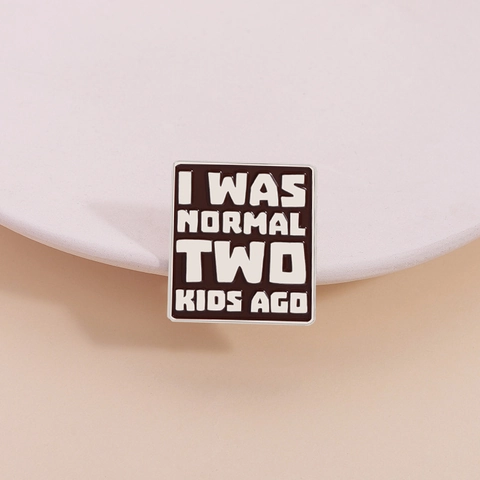 Lustige I Was Normal Two Kids Ago Slogan Emaille Pin Zinklegierung Quadratische Brosche Abzeichen Für Rucksack Kleidung Schmuck