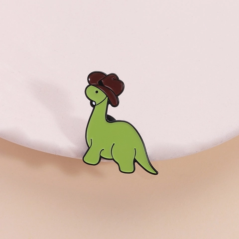Simpatica Spilla in Smalto a Forma di Dinosauro Verde Cartone Animato Con Cappello da Cowboy Distintivo Animale in Lega per Zaino