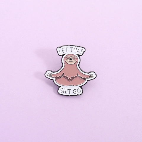 Broche en Émail Paresseux de Dessin Animé Méditation Alliage Let That Shit Go Slogan Humoristique Badge pour Vêtements Sac à Dos