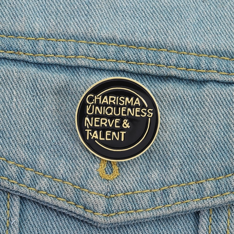 Spilla Smaltata Charisma Uniqueness Nerve Talent Distintivo Rotondo Nero Oro Drag Queen Spilla in Lega per Vestiti Gioielli Unisex