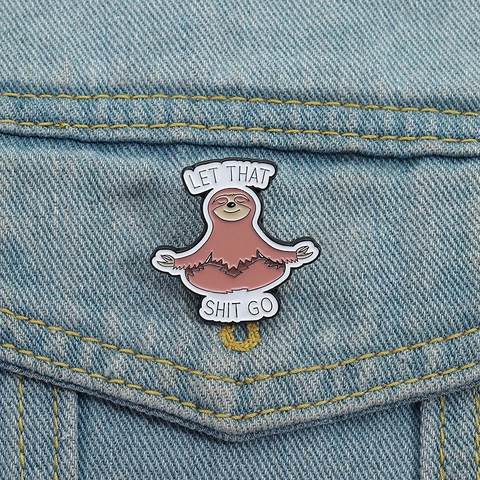 Broche en Émail Paresseux de Dessin Animé Méditation Alliage Let That Shit Go Slogan Humoristique Badge pour Vêtements Sac à Dos