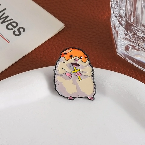 Divertente Criceto Cartone Animato Con Croce Gialla Spilla Smaltata Lega di Zinco Creativo Meme Distintivo per Vestiti Borse Accessori