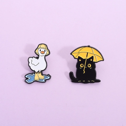 Niedliche Cartoon Tier Emaille Brosche Badge Schwarze Katze Mit Gelbem Schirm Weiße Ente In Regenstiefeln Legierung Reversnadel Rucksack Zubehör