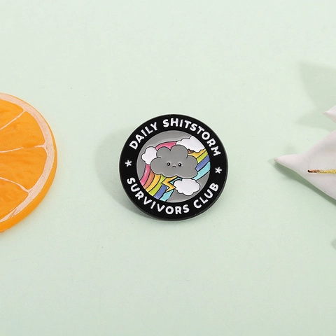 Daily Shitstorm Survivors Club Pin Cartoon Wolke Regenbogen Rund Emaille Brosche Legierung Abzeichen Für Taschen Kleidung