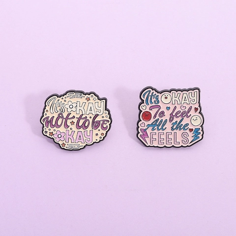 Broche en Émail d'Alliage Inspirante Santé Mentale It Is Okay Not To Be Okay Slogan Badge Dessin Animé pour Vêtements Sac à Dos