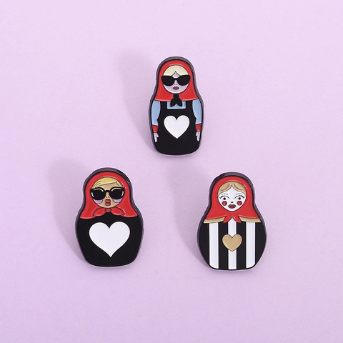 Broche Esmaltado de Muñeca Matrioska Rusa Aleación de Zinc Pin de Dibujos Animados Patrón de Corazón para Ropa Bolsa