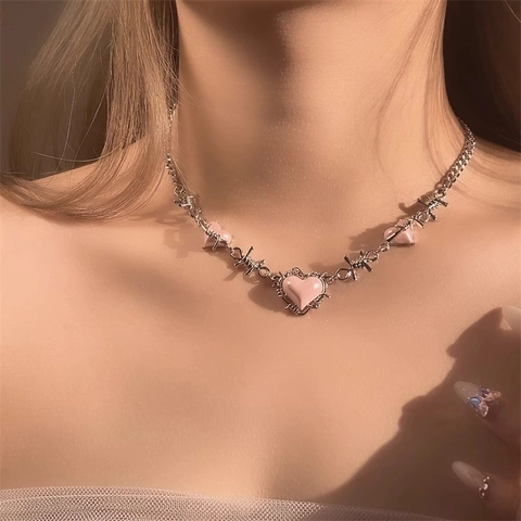 Collier Pendentif Cœur Rose Épines Y2K Chaîne en Alliage avec Perle Artificielle Asymétrique pour Femme Bijoux Vintage