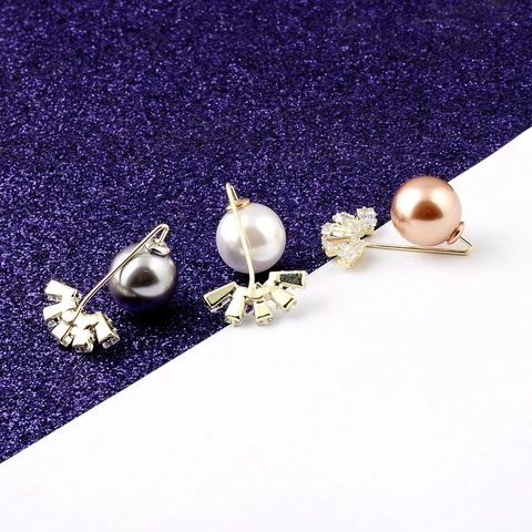 Spilla in Lega a Forma di Ventaglio con Strass e Perla Artificiale per Donna Anti-esposizione Accessorio per Scollo Fisso