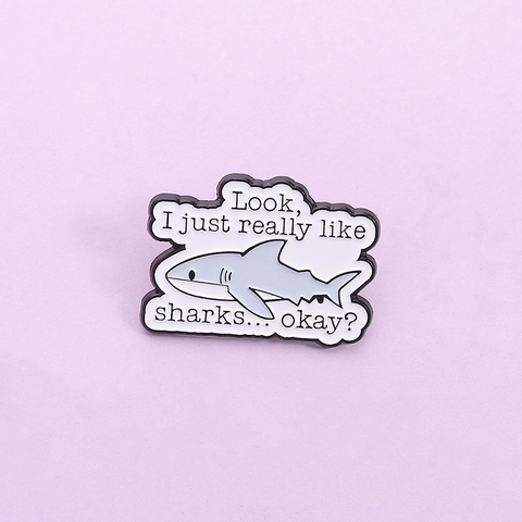 Pin's en Émail Requin Dessin Animé Broche en Alliage Badge Avec Slogan Amusant Look I Just Really Like Sharks Okay Bijoux