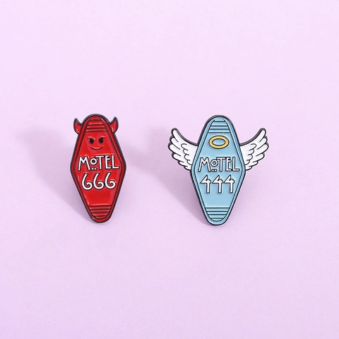 Broche Émail Étiquette Clé Motel Rétro Diable Ange Motel 666 444 Badge en Alliage de Zinc pour Veste Sac à Dos Vêtements Bijoux