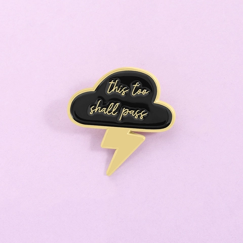 Kreative Schwarze Wolke Blitz Emaille Pin This Too Shall Pass Legierung Brosche Für Jeansjacken Taschen Hüte Unisex Schmuck Zubehör