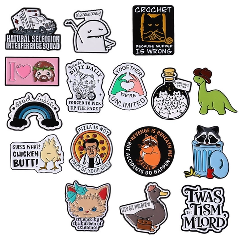 Spilla in Smalto per Animali Cartone Animato Divertente Gatto Procione Dinosauro Lega di Zinco Vernice a Forno Distintivo per Zaino Cappello Abbigliamento Accessorio Unisex
