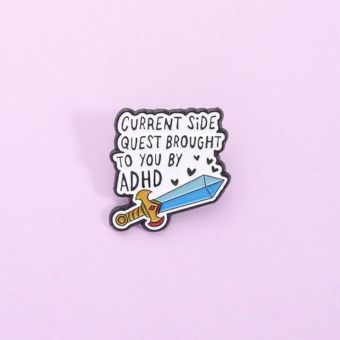 Broche de Esmalte de Espada de Píxeles Creativo Insignia Letras ADHD Side Quest Aleación de Zinc Joyería de Metal Personalizada Regalo