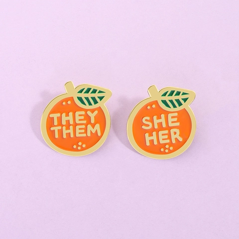 Zinklegierung Orange Emaille Anstecknadel Mit Pronomen She Her They Them Fruchtform Abzeichen Kreativer Schmuck Für Kleidung Taschen