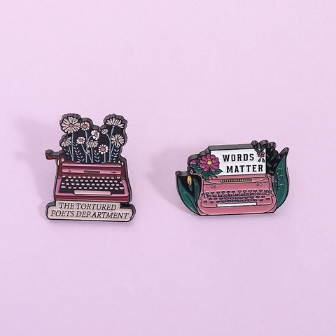 Retro Schreibmaschine Emaille Pin Rosa Floral Gänseblümchen Abzeichen Zinklegierung Literarisches Zitat Brosche Für Kleidung
