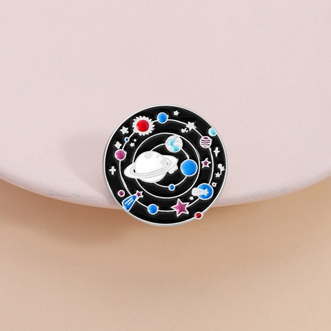 Broche Ronde en Émail Galaxie Univers Alliage de Zinc Espace Planète Saturne Étoile Badge pour Sac à Dos Vêtements Décor Unisexe Cadeau