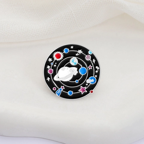 Broche Ronde en Émail Galaxie Univers Alliage de Zinc Espace Planète Saturne Étoile Badge pour Sac à Dos Vêtements Décor Unisexe Cadeau