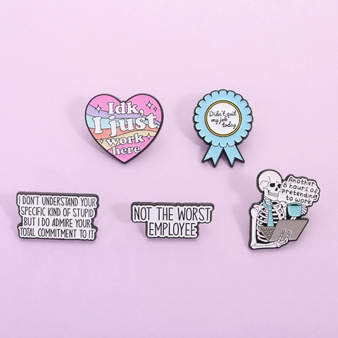 Broche Émaillée Squelette Drôle en Alliage Humour de Bureau Pour Travailleurs Femmes Hommes Sac à Dos Vêtements Bijoux