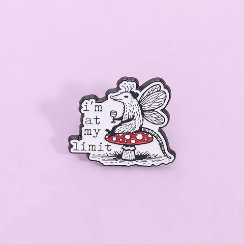 Broche En Émail Opossum De Dessin Animé Drôle I'm At My Limit En Alliage De Zinc Animal Assis Sur Un Champignon Badge Bijoux Pour Vêtements Sac