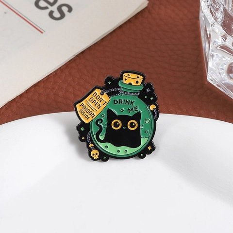 Spilla di Fantasia Bottiglia di Veleno Gatto Nero in Lega di Zinco Smalto Pin Drink Me Distintivo Divertente Decorazione Gotica