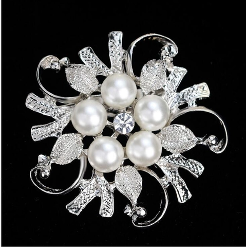 Vintage Alloy Flower Brooch For Women With Artificial Pearl Elegant Leaf Rhinestone Pin Clothing Accessories Fashion Jewelry