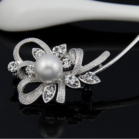 Spilla in Lega con Strass e Perla Artificiale per Donna Vintage Fiore Nastro Fiocco Gioiello per Matrimonio e Banchetto Accessorio