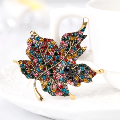 Broche Vintage en Alliage avec Feuille d'Érable en Strass Multicolore pour Femme Épingle de Corsage Plante Colorée Bijoux Cadeau