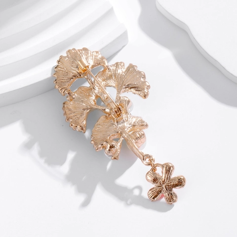 Sweet Ginkgo Leaf Brooch Zinc Alloy Artificial Pearl Enamel Plant Design Clothing Decoration Brooch For Women Jewelry Gift