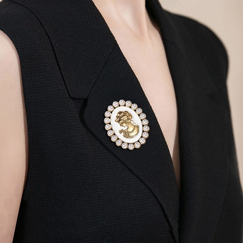 Baroque Cameo Brooch For Women Vintage Palace Style Oval Relief Portrait Artificial Pearl Border Alloy Brooch Pin For Party Wedding Clothing Accessory
