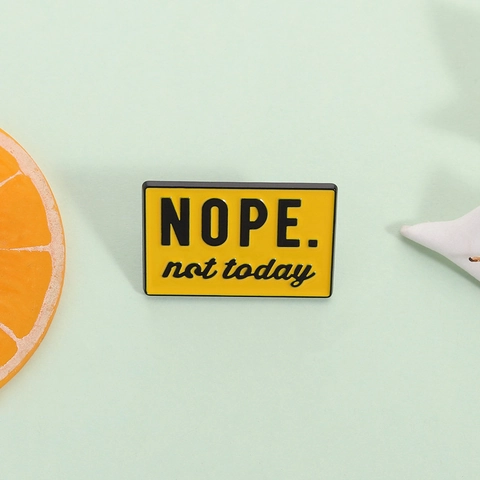 Divertente Spilla a Forma di Targa Gialla NOPE Not Today Slogan in Lega di Zinco Smaltata Distintivo per Vestiti Borse Unisex