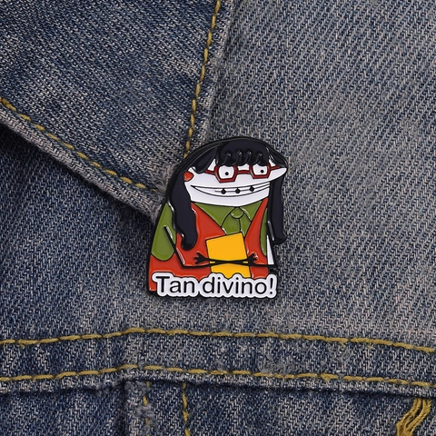 Cartoon Mädchen Emaille Brosche Spanisch Slogan Tan Divino Lustige Rote Brille Legierung Metall Pin Abzeichen Für Rucksack Jacke