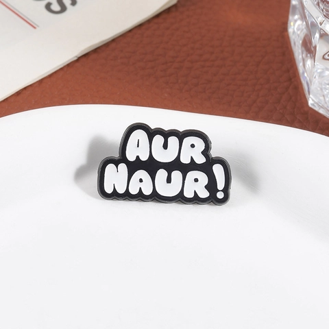 Divertente Spilla a Lettera Slang AUR NAUR in Lega con Vernice a Forno Badge Trendy a Contrasto Decorazione per Abiti e Zaini