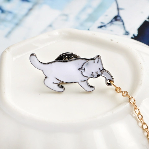 Cartoon Cat Enamel Brooch For Women Alloy Drip Oil Animal Pin With Dangling Artificial Pearl Golden Chain Fashion Jewelry Accessory