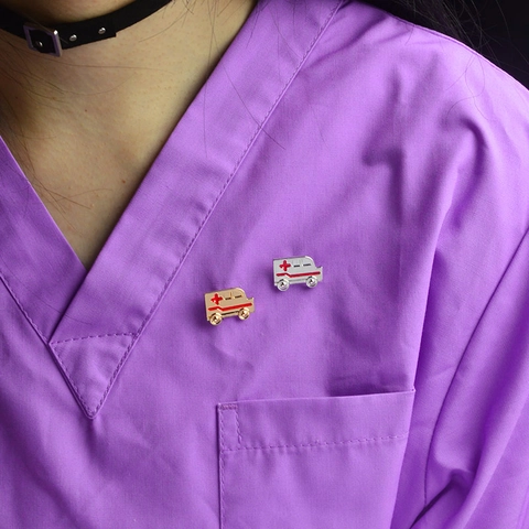 Broche en Émail Ambulance de Dessin Animé Croix-Rouge Thème Médical Hospitalier Épinglette en Alliage Plqué Or Argent Accessoire d'Uniforme de Médecin Infirmière