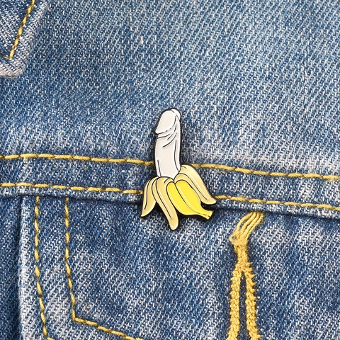 Divertente Spilla in Smalto a Forma di Banana Sbucciata Scherzo Creativo Spilla in Lega Distintivo per Abbigliamento Zaino Cappello