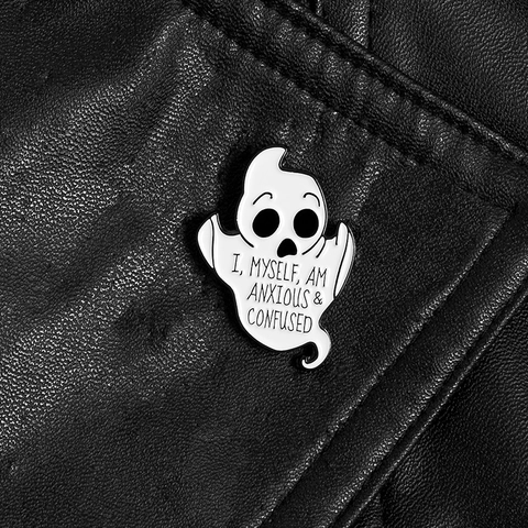 Divertido Broche de Fantasma Blanco de Aleación de Esmalte Con Cita I Myself Am Anxious And Confused Insignia Para Ropa Halloween