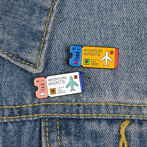 Spilla in Smalto Creativa Biglietto Aereo Adventure Awaits Distintivo in Lega per Zaino Abbigliamento Giacca di Jeans