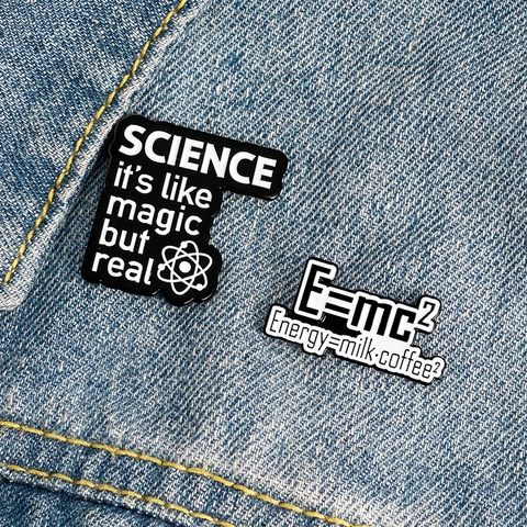 Creatieve Wetenschap Natuurkunde Vergelijking Emaille Pins Legering Druppelolie Badge E=mc2 Energie Formule Educatieve Reversspeld