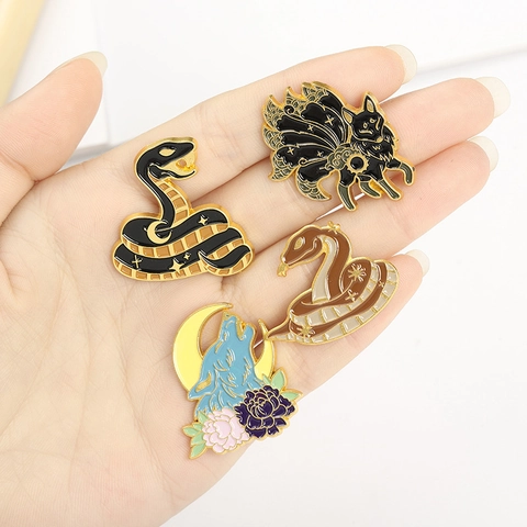 Broche de Esmalte de Aleación de Animal Mítico Lobo Zorro Serpiente Murciélago Estrella Luna Joyería Gótica Regalo para Ropa