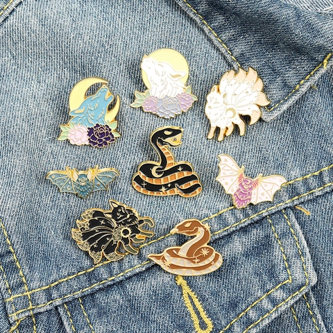 Spilla in Lega Smaltata Vintage con Animali Volpe a Nove Code Lupo Serpente Pipistrello Luna Stellata Distintivo per Abbigliamento Zaino Gioielli Regalo Uomo Donna