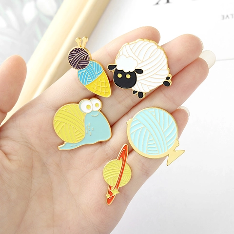 Set di Spille in Smalto a Forma di Gomitolo di Lana Cartone Animato Lega Pecora Lumaca Pianeta Globo Gelato Spilla Distintivo per Vestiti Borse Decorazione Regalo