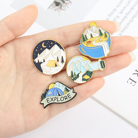 Spilla in Smalto per Campeggio all'Aperto Lega Montagna Tenda Mongolfiera Badge Explore per Decorazione Zaino Abbigliamento Unisex