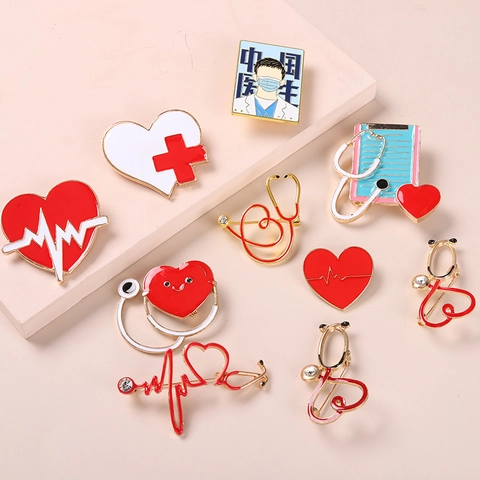 Spilla Serie Medica Pin in Smalto Lega Strass Stetoscopio Cuore Battito Cardiaco Croce Rossa Distintivo Per Medici Infermieri Vestiti Accessori Gioielli Regalo