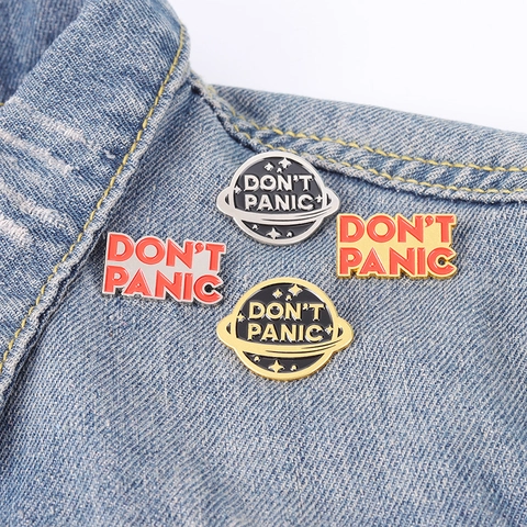 Planet Rechteckig Legierung Emaille Brosche Pin Dont Panic Buchstaben Druck Mode Schmuck Kleidung Accessoires Für Unisex