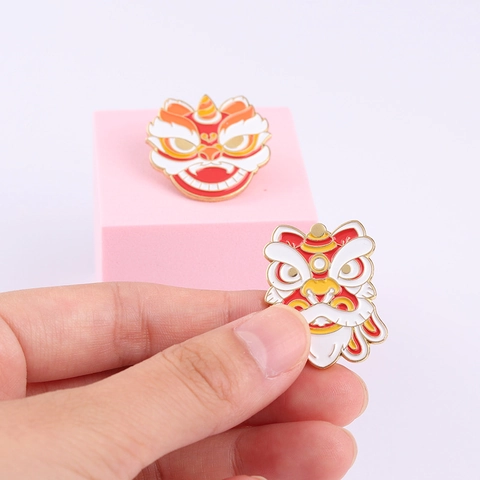 Style Chinois Vintage Tête de Danse du Lion Broche en Alliage Émail Traditionnel Guochao Réveil Lion Émail Pin Pour Vêtements
